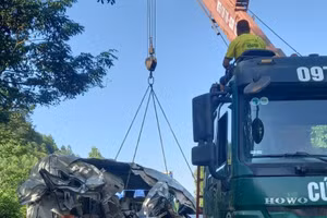 Khắc phục hậu quả vụ tai nạn. 