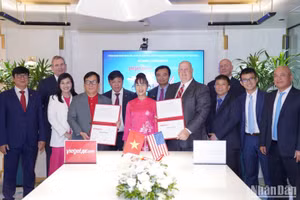 Chủ tịch Vietjet Nguyễn Thị Phương Thảo (giữa) chứng kiến trao đổi ký kết thỏa thuận tài trợ tàu bay giữa Carlyle Aviation Partners và Vietjet.