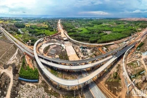 Tuyến T1 thuộc gói thầu 6.12, dự án Cảng Hàng không quốc tế Long Thành sẵn sàng thông xe kỹ thuật đúng dịp 30/4, công trường đang chạy đua thời gian để thông tuyến T2 và hoàn thành gói thầu 6.12 vào dịp 2/9 theo chỉ đạo của Thủ tướng.