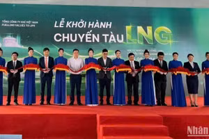 Lần đầu tiên, tàu hỏa chở 16 bồn khí LNG từ nam ra bắc