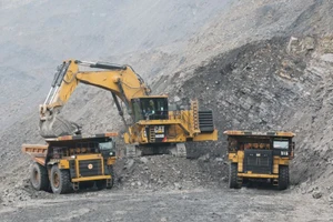Bốc xúc đất đá tại moong than thuộc Công ty cổ phần Than Đèo Nai.