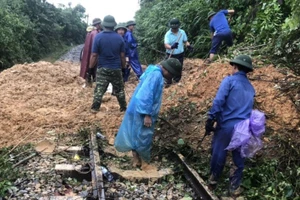 Lực lượng cán bộ, công nhân khắc phục hiệu quả, không để tiếp diễn thêm tình trạng sạt lở tại các vị trí.