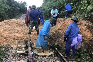 Lực lượng cán bộ, công nhân khắc phục hiệu quả, không để tiếp diễn thêm tình trạng sạt lở tại các vị trí.