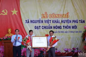 Lãnh đạo tỉnh Cà Mau trao quyết định công nhận xã Nguyễn Việt Khái đạt chuẩn nông thôn mới chiều 21/6.