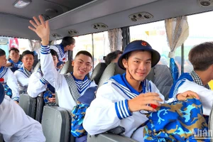 Các tân binh chào người thân trong niềm vui phấn khởi. 