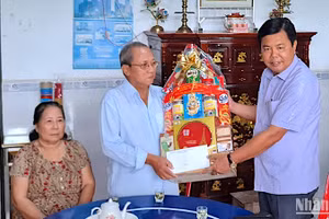 Bí thư Tỉnh ủy Cà Mau Nguyễn Tiến Hải tặng quà cho gia đình thương binh Đỗ Ngọc Ẩn, ấp Vịnh Nước Sôi, xã Viên An, huyện Ngọc Hiển. 