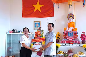 Phó trưởng Ban Dân tộc tỉnh Cà Mau Quách Kiều Mai tặng quà cho đại diện Ban Quản trị Salatel xã Nguyễn Việt Khái vào chiều 2/10.