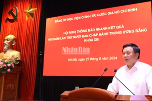 Đồng chí Nguyễn Xuân Thắng, Ủy viên Bộ Chính trị, Giám đốc Học viện, Chủ tịch Hội đồng Lý luận Trung ương, Thường trực Tiểu ban Văn kiện Đại hội XIV của Đảng báo cáo nhanh kết quả Hội nghị Trung ương10, khóa XIII .