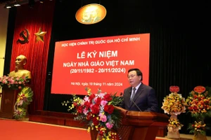 Đồng chí Nguyễn Xuân Thắng phát biểu tại buổi lễ kỷ niệm 42 năm Ngày Nhà giáo Việt Nam tại Học viện Chính trị quốc gia Hồ Chí Minh.