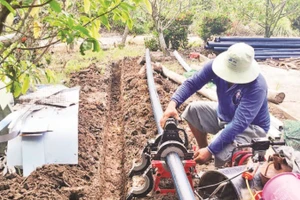 Thi công lắp đặt đường ống nước tuyến kênh Ông Tà, Ấp 3, xã Vị Trung, huyện Vị Thủy.