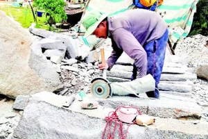 Nhiều lao động có thói quen không đeo khẩu trang (do khó thở) nên luôn đối mặt với khói bụi của đá rất độc hại.