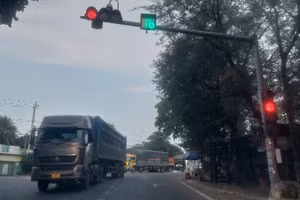 Tấp nập xe vận chuyển hàng hóa, nông sản trên Quốc lộ 25, đoạn qua huyện Sơn Hòa, tỉnh Phú Yên, giáp với huyện Krông Pa, tỉnh Gia Lai.