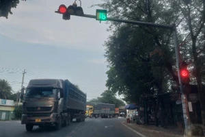 Tấp nập xe vận chuyển hàng hóa, nông sản trên Quốc lộ 25, đoạn qua huyện Sơn Hòa, tỉnh Phú Yên, giáp với huyện Krông Pa, tỉnh Gia Lai.