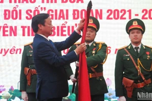 Phó Thủ tướng Chính phủ Trần Hồng Hà trao Huân chương Lao động hạng Ba tặng tỉnh Thái Nguyên.