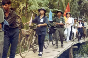 Đoàn viên, thanh niên tình nguyện những năm đầu khởi động Tháng Thanh niên.