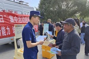 Hoạt động tuyên truyền phòng cháy, chữa cháy ở huyện Dân Cần, thành phố Vũ Uy, tỉnh Cam Túc, Trung Quốc (Ảnh: Tân Hoa Xã)