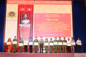 Giám đốc Công an tỉnh Bình Dương Trịnh Ngọc Quyên trao Bằng khen cho các cá nhân có thành tích triển khai Đề án 06/CP.