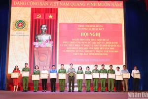 Giám đốc Công an tỉnh Bình Dương Trịnh Ngọc Quyên trao Bằng khen cho các cá nhân có thành tích triển khai Đề án 06/CP.