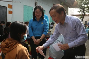 Phó Trưởng Ban Thường trực Ban Dân vận Trung ương Phạm Tất Thắng trao tặng quà và thăm hỏi công nhân lao động khó khăn ở lại Bình Dương đón Tết.