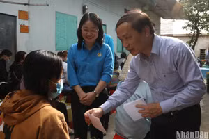 Phó Trưởng Ban Thường trực Ban Dân vận Trung ương Phạm Tất Thắng trao tặng quà và thăm hỏi công nhân lao động khó khăn ở lại Bình Dương đón Tết.