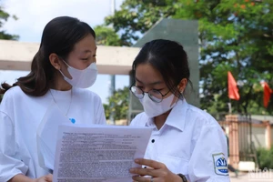 Các thí sinh hài lòng với đề thi Tiếng Anh. (Ảnh: Sơn Bách)