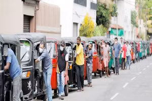 Ảnh minh họa: Dòng xe xếp hàng chờ đổ xăng ở thủ đô Colombo. (Ảnh: REUTERS)