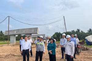 Đoàn công tác của Tỉnh ủy Bến Tre kiểm tra tiến độ thi công công trình cầu Rạch Miễu 2.