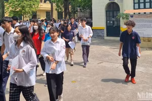 Các thí sinh thi kết thúc buổi thi môn Toán tại điểm thi Trường THPT Phan Đình Phùng (Ba Đình, Hà Nội).