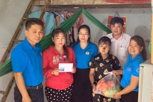 Cán bộ công đoàn tặng quà con công nhân có hoàn cảnh khó khăn tại khu trọ phường An Bình (thành phố Dĩ An, Bình Dương). (Ảnh: HUYỀN TRANG) 