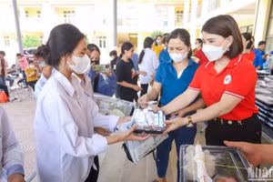 Những suất cơm miễn phí tiếp sức cho sĩ tử tại huyện Ứng Hòa, Hà Nội.