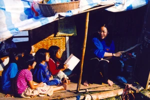 Nữ thanh niên tình nguyện dạy học cho thiếu nhi có hoàn cảnh khó khăn.