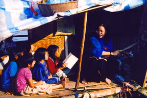Nữ thanh niên tình nguyện dạy học cho thiếu nhi có hoàn cảnh khó khăn.