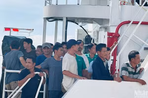 Những hình ảnh đầu tiên đưa các ngư dân của hai tàu cá bị chìm vào bờ