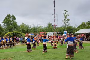 Đồng bào dân tộc Thái ở Thanh Hóa biểu diễn tại Làng Văn hóa Du lịch các dân tộc Việt Nam. (Ảnh: TTXVN)