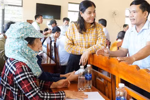 Lãnh đạo Huyện ủy Phú Riềng (Bình Phước) trao đổi lấy ý kiến đánh giá, góp ý của nhân dân tại cơ sở. (Ảnh: nhandan.vn)