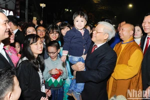 Tổng Bí thư Nguyễn Phú Trọng thăm hỏi, chúc Tết bà con nhân dân và các cháu thiếu nhi trong đêm Giao thừa Tết Mậu Tuất 2018, ngày 15/2/2018 (tức 30 Tết). (Ảnh: DUY LINH)