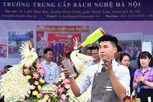 Sinh viên giáo dục nghề nghiệp trình diễn tại Ngày hội gắn kết giáo dục nghề nghiệp Thủ đô với thị trường lao động năm 2023. (Ảnh: Thủy Nguyên)