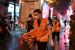 Lực lượng chức năng tiếp cận hiện trường vụ cháy. (Ảnh: THÀNH ĐẠT)