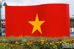 Lá cờ lớn được dựng tại công viên bến Bạch Đằng, quận 1, Thành phố Hồ Chí Minh, dịp Quốc khánh 2/9/2024. (Ảnh: VŨ ANH)