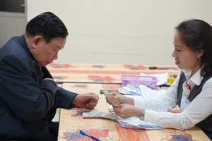 Chi trả lương hưu cho người hưởng tại Hà Nội. (Ảnh nhandan.vn)