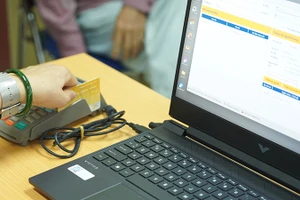 Chi trả lương hưu, trợ cấp bảo hiểm xã hội bằng tiền mặt tại Hà Nội. (Ảnh nhandan.vn)