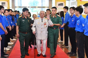 Đại biểu dự gặp mặt tri ân các đại biểu cựu chiến binh, cựu công an nhân dân, cựu thanh niên xung phong, cùng các gia đình chính sách, người có công đã trực tiếp tham gia giải phóng Thủ đô trong thời kỳ kháng chiến chống Pháp do thành phố Hà Nội tổ chức. (Ảnh: THỦY NGUYÊN)