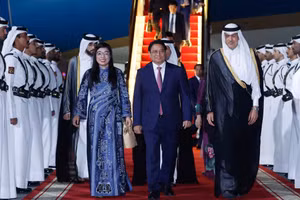 Tối 30/10, Thủ tướng Phạm Minh Chính và Phu nhân cùng đoàn đại biểu cấp cao Việt Nam đến Thủ đô Doha, bắt đầu chuyến thăm chính thức Nhà nước Qatar theo lời mời của Thủ tướng Sheikh Mohammed bin Abdulrahman bin Jasim Al-Thani. (Ảnh NHẬT BẮC/VGP)