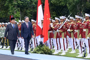 Tổng Bí thư Tô Lâm và Tổng thống Indonesia Prabowo Subianto duyệt đội danh dự. (Ảnh TTXVN)