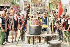 Hội đồng già làng thực hiện nghi lễ Sơmă Kơcham.