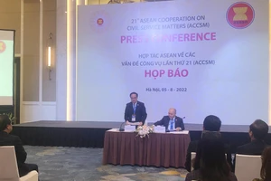 Thứ trưởng Nội vụ Vũ Chiến Thắng trả lời, giải đáp các nội dung được báo chí quan tâm.