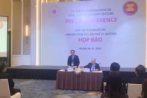 Thứ trưởng Nội vụ Vũ Chiến Thắng trả lời, giải đáp các nội dung được báo chí quan tâm.