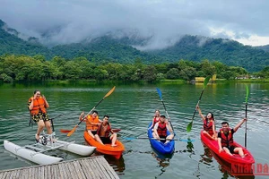 Khách du lịch tham gia các hoạt động tại khu du lịch Thiên Sơn-Suối Ngà trong dịp nghỉ lễ 2/9.