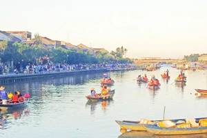 Đông đảo du khách đến tham quan thành phố Hội An.