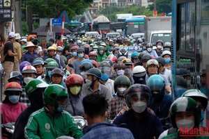 Đường Ngọc Hồi lúc 15 giờ đã đông nghịt xe, các phương tiện phải nhích từng tí một.